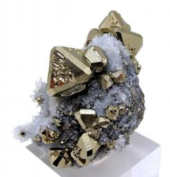 CarlesMillan / CC BY-SA (https://creativecommons.org/licenses/by-sa/4.0)https://commons.wikimedia.org/wiki/File:2793M-pyrite1.jpg