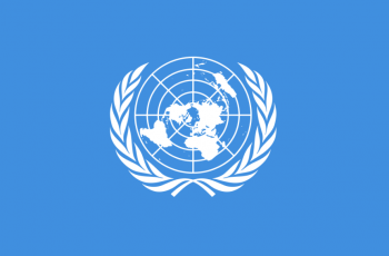Autor: Wilfried Huss / Anonymous – Flag of the United Nations from the Open Clip Art website. Modifications by Denelson83, Zscout370 and Madden. Official construction sheet here.United Nations (1962) The United Nations flag code and regulations, as amended November 11, 1952, New York OCLC: 7548838., Volné dílo, https://commons.wikimedia.org/w/index.php?curid=437460