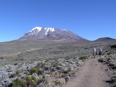 https://commons.wikimedia.org/wiki/File:Kibo_summit_of_Mt_Kilimanjaro_001.JPG  Yosemite / CC BY-SA (http://creativecommons.org/licenses/by-sa/3.0/)