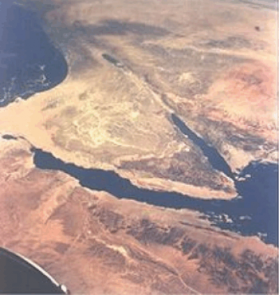 Severní část Velké příkopové propadliny. Sinajský poloostrov (uprostřed) a Mrtvé moře a řeka Jordán (nad ním). https://cs.wikipedia.org/wiki/Velk%C3%A1_p%C5%99%C3%ADkopov%C3%A1_propadlina