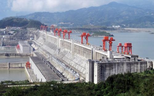 Autor: Source file: Le Grand PortageDerivative work: Rehman – File:Three_Gorges_Dam,_Yangtze_River,_China.jpg, CC BY 2.0, https://commons.wikimedia.org/w/index.php?curid=11425004